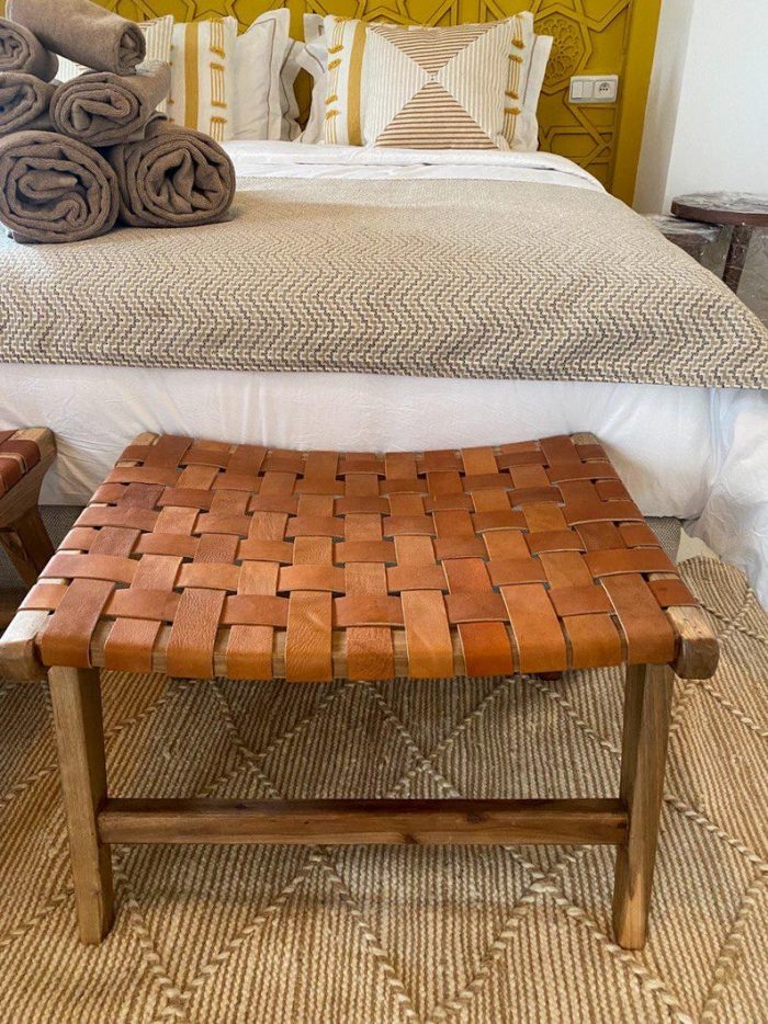 Set van 2 Handgemaakte Marokkaanse Walnoothouten & Leren Bankjes - Afbeelding 4