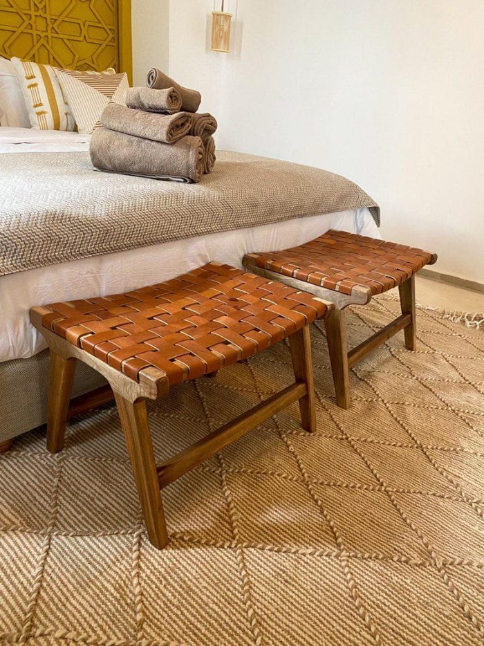 Set van 2 Handgemaakte Marokkaanse Walnoothouten & Leren Bankjes - Afbeelding 2