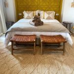 Set van 2 Handgemaakte Marokkaanse Walnoothouten & Leren Bankjes