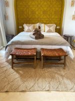 Set van 2 Handgemaakte Marokkaanse Walnoothouten & Leren Bankjes