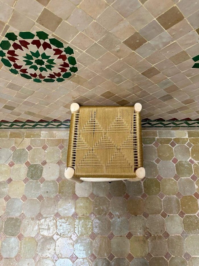 Kleine Handgemaakte Marokkaanse Houten Kruk met Geel Touw – Boho Accent - Afbeelding 4