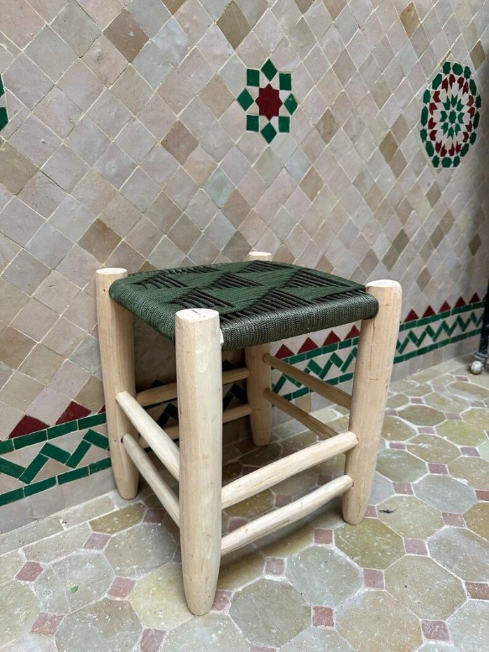 Kleine Handgemaakte Marokkaanse Houten Kruk met Groen Touw – Boho Stijl - Afbeelding 2