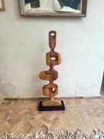 Abstracte Walnoothouten Totem – Handgemaakte Houten Sculptuur - Afbeelding 4