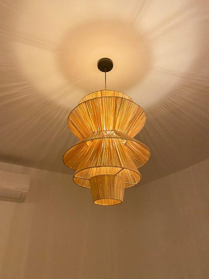 Handgeweven Raffia Hanglamp – Meerlagig Piramide Ontwerp - Afbeelding 2