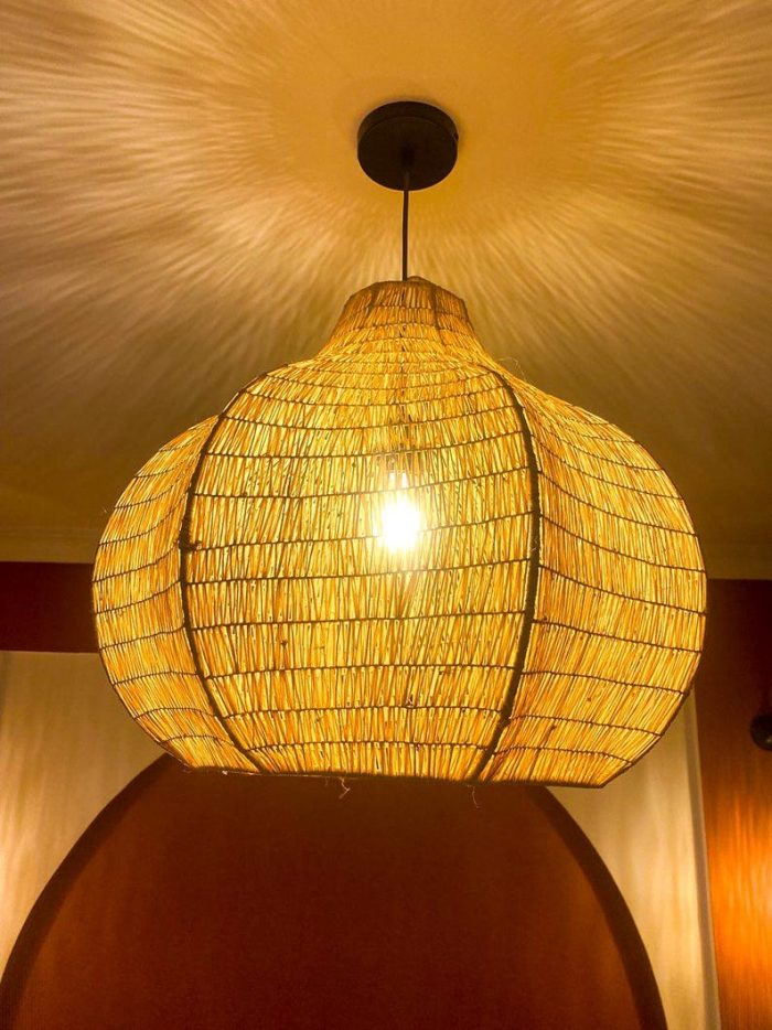 Handgeweven Raffia Hanglamp – Ronde Artisan Lamp - Afbeelding 4
