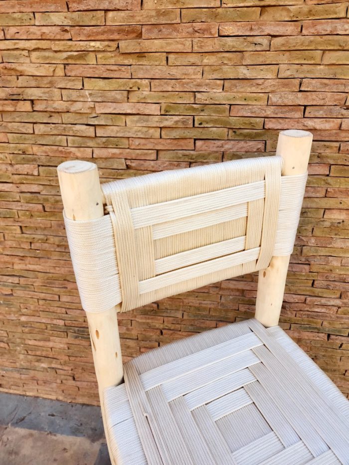 Marokkaanse Houten Stoel met Wit Touw – Handgemaakte Artisan Seating - Afbeelding 4