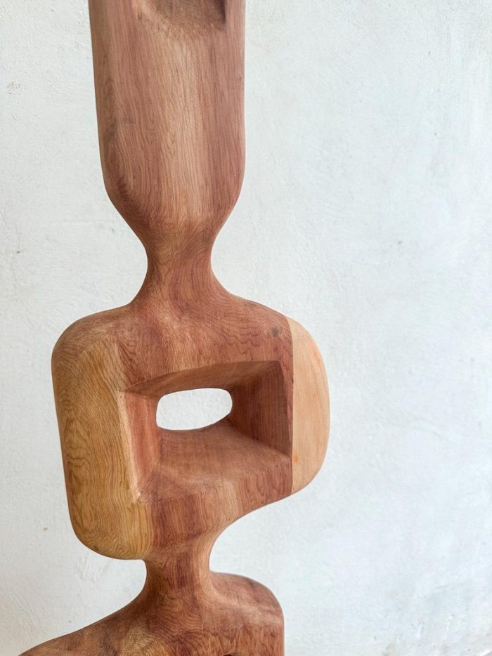 Abstracte Walnoothouten Totem – Handgemaakte Houten Sculptuur - Afbeelding 3