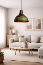 Gehamerde Messing Hanglamp met Turquoise Patina