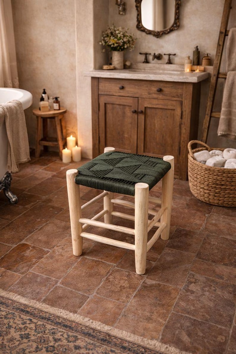 il_794xN.7525530700_j5gr Kleine Handgemaakte Marokkaanse Houten Kruk met Groen Touw – Boho Stijl - Afbeelding 1