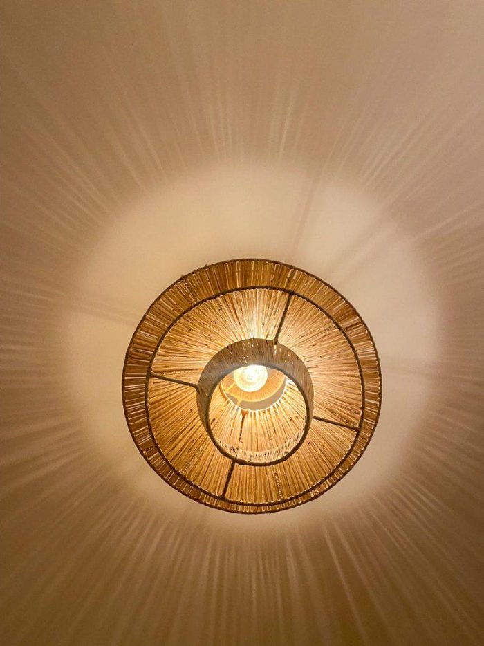 Handgeweven Raffia Hanglamp – Meerlagig Piramide Ontwerp - Afbeelding 5