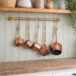 Messing Wandrail met Haken – Keukenrek voor Pannen & Mokken