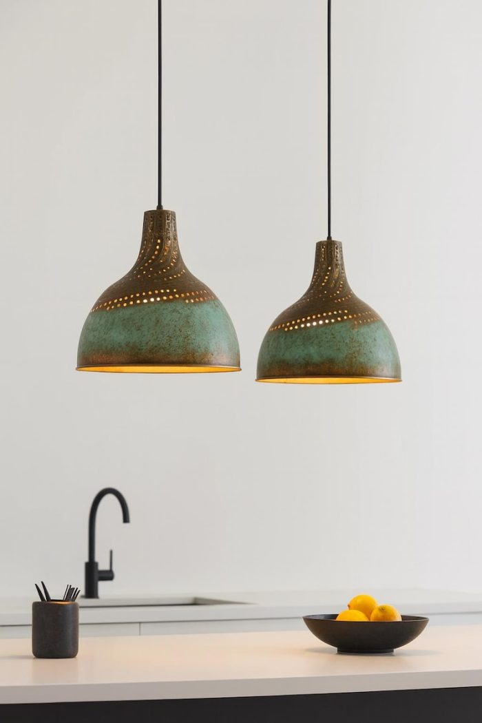 Gehamerde Messing Hanglamp met Turquoise Patina - Afbeelding 3