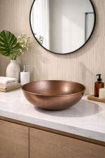 Gehamerde Koperen Ronde Opbouw Wasbak – Rustieke Badkamerkom