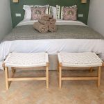 Set van 2 Handgemaakte Marokkaanse Walnoothouten Bankjes met Wit Touw