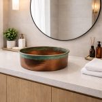 Koperen Opbouw Wasbak met Groene Patinarand – Gehamerde Ronde Kom