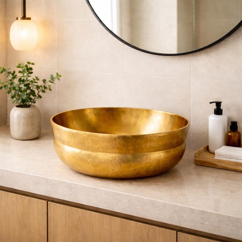 il_794xN.7667316483_99q3 Gouden Gehamerde Koperen Ronde Opbouw Wasbak - Afbeelding 1