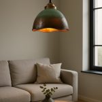 Gehamerde Messing Hanglamp met Bruine Patina
