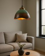 Gehamerde Messing Hanglamp met Bruine Patina